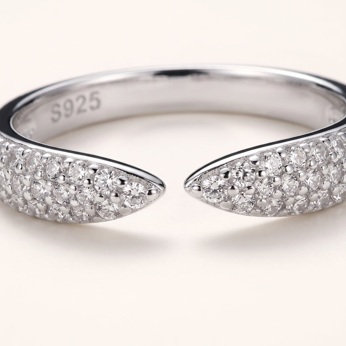 Navicella Moissanite Band Ring